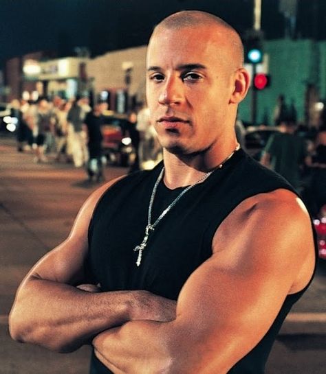 Vin Diesel #collier #pendentif #croix #homme #celebrite Vin Diesel Workout, Dominic Toretto, Beau Film, Actor Paul Walker, Film Trailer, Furious Movie, Bald Men, Dwayne The Rock, The Furious