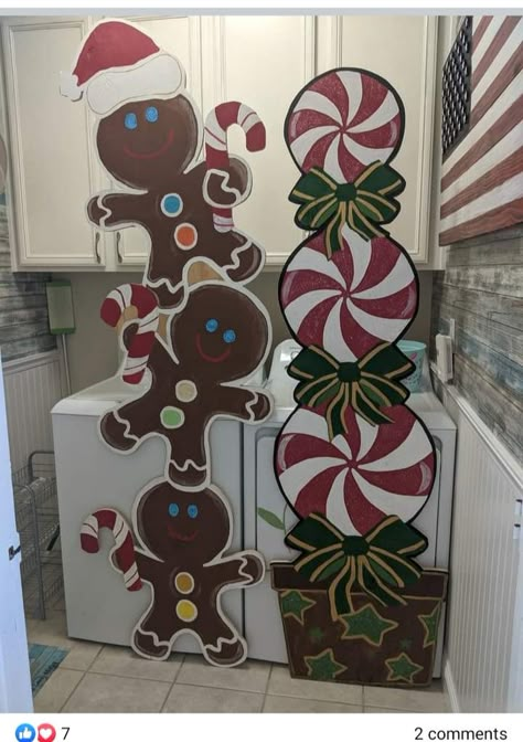 Diy Cardboard Xmas Decor, Gingerbread House Archway, Life Size Gingerbread House Ideas, Diy Gingerbread Backdrop, Ginger Bread Office Decorations, Outdoor Candyland Christmas, Christmas Display Ideas Retail, Ginger Bread Decor Ideas, Candy Lane Decor