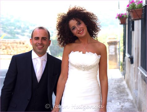 Cute, curly haired tall bride with her groom! #TallBride #ShortGroom Brides Taller Than Groom, Bride Taller Than Groom, Tall Brides Short Groom, Tall Groom Short Bride, Short Groom Tall Bride Photo Ideas, Tall Groom Short Bride Indian, Tall Girl Short Guy, Bride Photo, Tall Girl