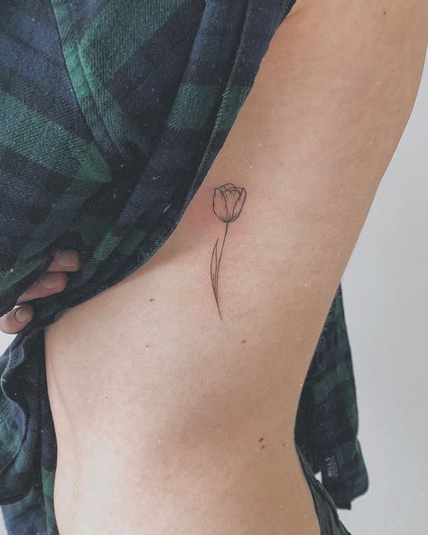 Tattoo Ideas Tulip, Simple Tulip Tattoo, Tulip Tattoo, Small Girl Tattoos, Inspiration Tattoos, Small Meaningful Tattoos, Subtle Tattoos, Grey Tattoo, First Tattoo