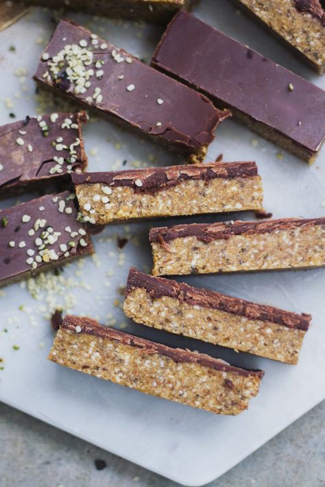 raw hemp protein bars Hemp Seed Recipes, Protein Granola Bars, Raw Snacks, Protein Bars Homemade, Healthy Bars, Protein Bar Recipes, Granola Bar, Power Bars, Peanut Butter Protein