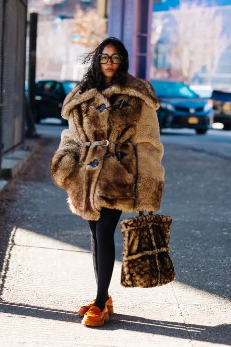 The Best Street Style at New York Fashion Week Fall 2022 Street Wear 2023 Woman, Winter Street Style 2022, New York Fall Outfit Street Styles, Winter Layering Outfits Street Style, New York Winter Style, Edgy Chic Fashion, Streetwear Fashion Women Winter, Streetwear Boutique, Street Style Comfy