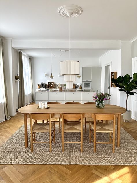 Oak Dining Room Table, Scandinavian Dining Room, Northern Germany, Dream Interior, Future Apartment Decor, Green Interior, Room Deco, Green Interiors, Oak Dining Table