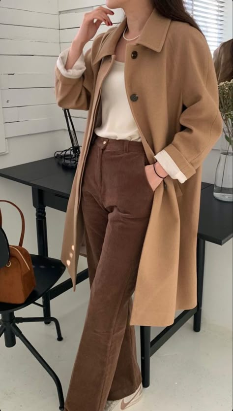 Caramel Aesthetic Vintage, Caramel Trench Coat Outfit, Caramel Coat Outfit, Caramel Outfit, Season Analysis, Personal Uniform, Caramel Coat, Style Roots, Color Season