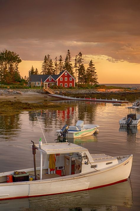 Experience the charm and simple beauty of New England’s coastline without the hustle and bustle of the busier tourist towns. Cape Newagen, a small village on Southport Island offers all the best of Maine without the flocks of tourists typically found among the region’s more popular vacation destinations. The area offers panoramic ocean and harbor views. 📸: Keith Luke #travel #traveldestination #aesthetic #Traveltips Maine In The Fall, Fishing Basics, Maine Beaches, Minnesota Lake, Maine Living, Visit Maine, Maine Vacation, New England States, Beach House Rental