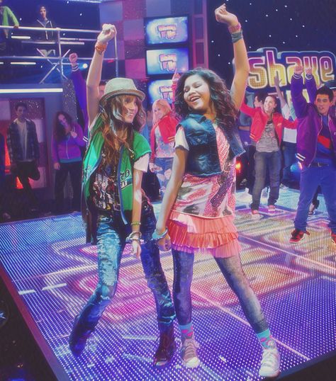 Cece Shake It Up, 2000s Disney Shows, Disney Channel Aesthetic, School Best Friends, Bella Thorne And Zendaya, Old Disney Channel Shows, Shake It Up, Up Halloween Costumes, Old Disney Channel