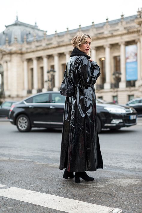 Paris from the Streets Fall Jacket Trends, Raincoat Outfit, Black Raincoat, Vinyl Fashion, Rainwear Fashion, Vinyl Raincoat, Rain Jacket Women, Coat Outfit, Paris Fashion Week Street Style