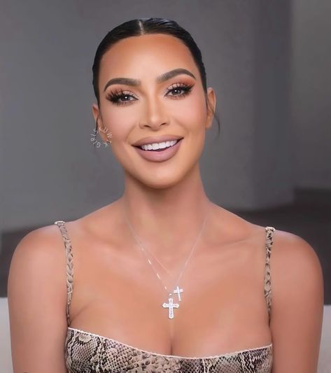 Kim Kardashian Full Glam Makeup, Soft Glam Makeup Kim Kardashian, Kardashians Makeup Looks, Kim Kardashian Glam Makeup, Kim Kardashian Makeup 2024, Kim Kardashian Smile, Kim Kardashian Pictures, Kim Kardashian Makeup Looks, Ariana Grande Makeup Tutorial