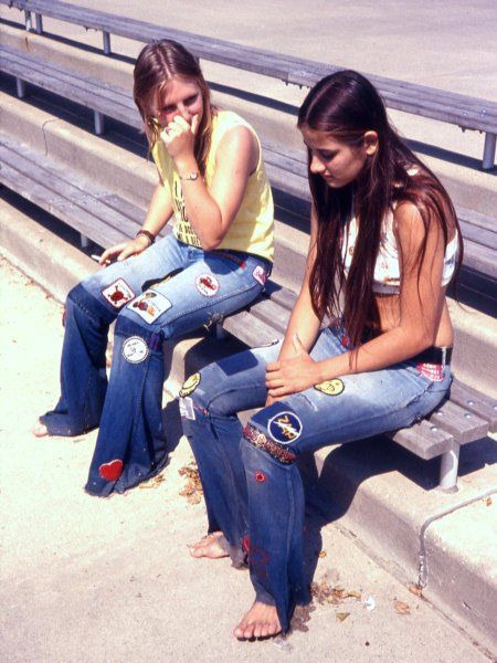 jeans with patches & hair like the girl on the right~yep that was girls i liked in the 70's. Jeans With Patches, Retro Mode, Photo Vintage, Patched Jeans, 1970s Fashion, The Good Old Days, Looks Style, Best Memories, 70s Fashion