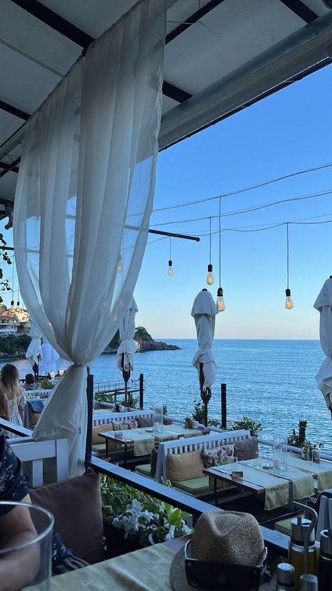 Restaurant Over Water, Restaurant With A View, Summer Restaurant Aesthetic, Restaurant By The Beach, Fancy Beach Restaurant, Hamptons Restaurant, Beach Cafe Aesthetic, Croatia Restaurants, Beach Restaurant Aesthetic