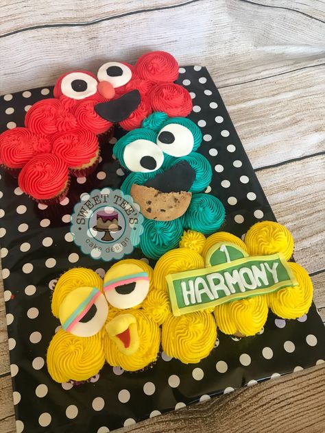 Number 1 Cupcake Cake, 1 Cupcake Cake, Sesame Street Cupcakes, Elmo Cupcakes, Sesame Street Party, Street Party, Cupcake Cake, Bday Ideas, 1st Bday