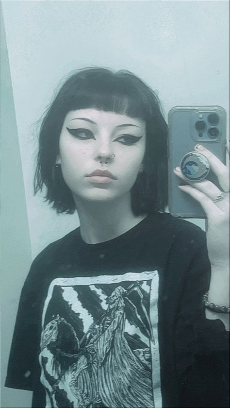 Goth Profile Picture Aesthetic, Goth Bangs Short Hair, Short Goth Hair With Bangs, Medium Alt Hair, Short Alt Hair With Bangs, Black Bob With Fringe, Black Short Hair With Bangs, Goth Hair Short, Alt Bob Haircut