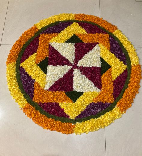 Rangoli From Flower Petals, Easy Pookalam Designs, Onam Rangoli Flower, Easy Flower Rangoli Designs, Onam Pookalam Design, Floral Rangoli, Flower Rangoli Designs, Onam Pookalam, Diwali Special Rangoli Design