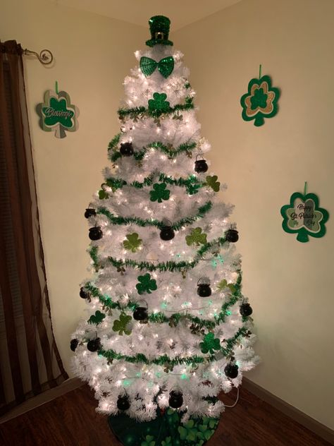 St Patrick's Day Tree, St Patricks Decorations, St Patricks Crafts, San Patrick, Cork Projects, Holiday Tree Decorations, St Patrick's Day Decorations, St Patrick's Day Crafts, Wine Theme