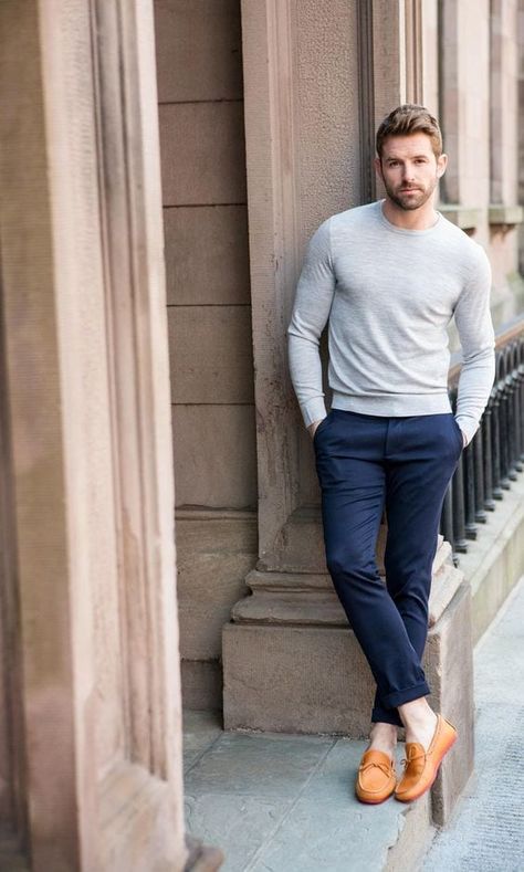 7 Must Have Chinos And Shirt Colors For 7 Different Looks This Season Blue Pants Outfit Men, Navy Pants Outfit, Blue Chinos Men, Chinos Men Outfit, Blue Sweater Outfit, Blue Pants Outfit, Loafers Men Outfit, Aesthetic Street, Navy Chinos