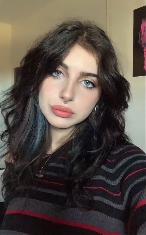 Pretty Septum Piercing, Hair Blue Highlights, Natural Makeup Pink, Makeup Pink Lipstick, Tiktok Grunge, Ring Septum Piercing, Piercing Blue Eyes, Nose Ring Septum, Grunge Sweater