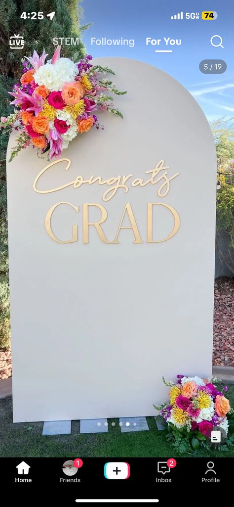 Graduation Party College Ideas, High School Graduation Party Themes Color Schemes, Grad Party Fun Ideas, Simple Graduation Backdrop Ideas, Gcu Graduation Party, Grad Party Girl Ideas, Mba Graduation Party Ideas, Grad Party Background, Graduation Party Floral Theme