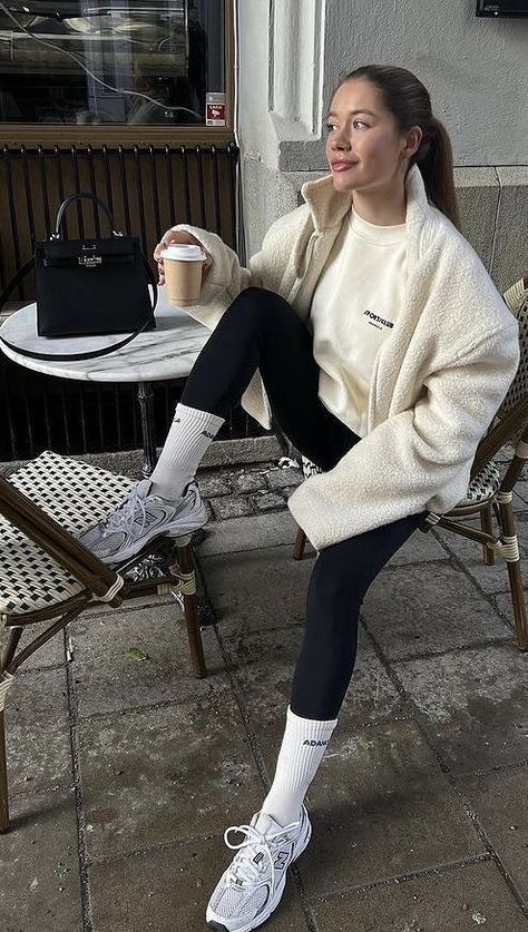 Matching Athleisure Outfits, Winter Walk Outfit, Winter Sporty Outfits, Sport Chic Outfit, Fall Lounge Outfits, Sportive Outfit, Sporty Winter Outfits, Walk Outfits, Athletic Wear Outfits