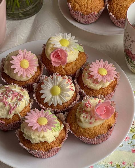 𝑐ℎ𝑒𝑟𝑖𝑒 ❁ on Twitter: "flower cupcakes https://t.co/rWfGKkiKcR" / Twitter Homemade Recipe Books, Pastel Cupcakes, Pretty Dessert, Flower Cupcakes, Cute Birthday Cakes, Cute Desserts, Sweet Cakes, Birthday Cupcakes, Pretty Cakes