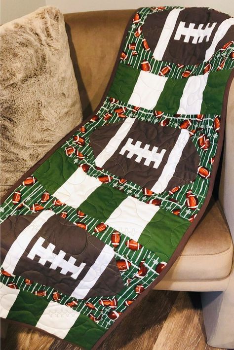 Football Quilt, Rag Quilt Tutorial, Football Table, Sports Quilts, Football Parties, Quilting Stitches, Table Runner Tutorial, Football Crafts, Cluck Cluck Sew