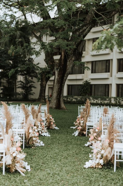 Wedding aisle decor Neutral Boho Wedding, Wedding Aisle Decorations Outdoor, Bright Wedding Bouquet, Boho Wedding Ceremony, Boho Wedding Theme, Wedding Isles, Aisle Runner Wedding, Beige Wedding, Grass Wedding