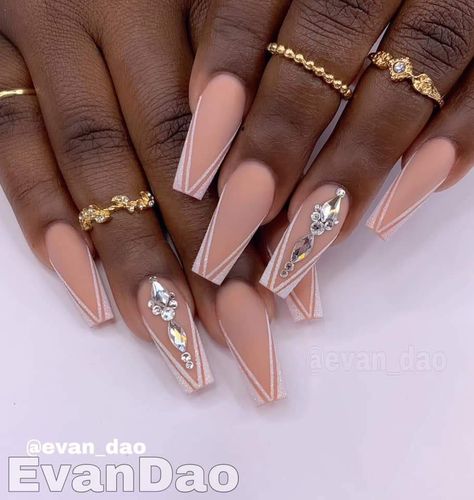 Pink And Gold Nails Coffin, Nail Designs For Wedding The Bride, Pink Nails With Stones, Nude Nails Design 2024, Anniversary Nail Ideas, Gem Nails Rhinestones, Nail Rhinestone Design Ideas, Rose Gold Gel Nails, Nude And Rose Gold Nails