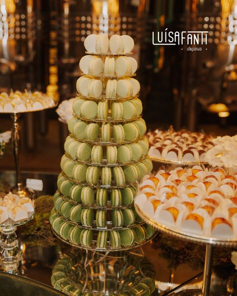 Nossa torre de macarons traz um toque especial ao seu evento. Os macarons da Doçaria Luísa Fanti são delicados, saborosos e visualmente encantadores, representando a elegância em forma de doce. Faça seu orçamento! #docespersonalizados #eventos #docesfinos Quince, Macarons, Fan