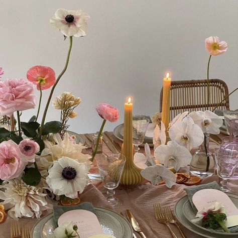 Petite Romantic Style, Spring Dinner Party Aesthetic, Birthday Dinner Set Up, Birthday Table Scape, Flowers Dinner Table, Whimsical Dinner Party, Fairy Dinner Party, Dinner Party Flowers, Whimsical Table Setting