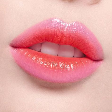 These Two-Toned Lipsticks Bring Double the Fun to Your Pout Gradient Lips, Korean Lips, Lip Art Makeup, Lip Makeup Tutorial, Make Up Videos, Lips Drawing, Kissable Lips, Hot Lips, Lip Art