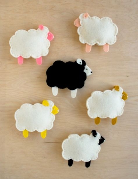 Lamb Craft, Felt Sheep, Finger Puppet Patterns, Felt Puppets, Sheep Crafts, Purl Bee, Felt Finger Puppets, Puppet Patterns, Cute Lamb