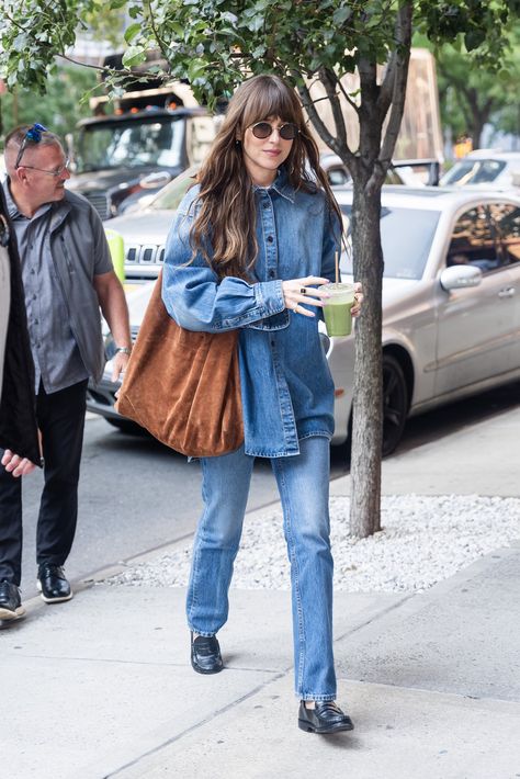 Dakota Johnson Updates (@dakotaj_updates) on X Loafers And Jeans, Dakota Johnson Street Style, La Outfit, Magical Childhood, Alexa Chung Style, Dakota Johnson Style, Fashion Trend Forecast, Mum Fashion, Children Playing