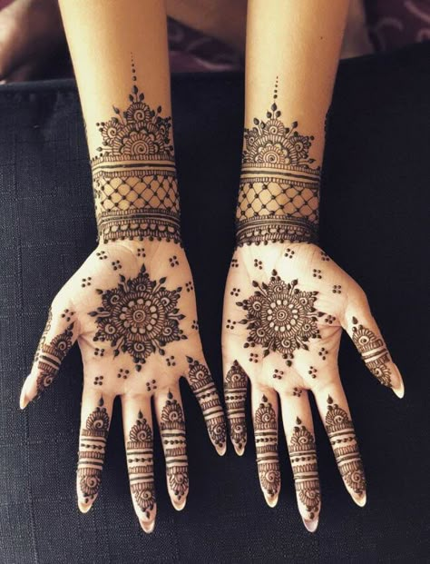 Mehendi Design For Small Hands, Mehndi Designs For Girls Hands, Simple Indian Mehendi Designs, Mehandi Designs Simple Front Hand, Diwali Mehendi Designs For Hands, Front Mehendi Designs, Mehndi Designs Front Hand Simple, Mehendi Designs For Front Hands, Mehendi Designs Front Hand