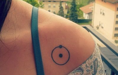 Hydrogen Atom. Like Dr. Manhattan a Symbol I Can Respect. Atom Tattoo, Prince Tattoo, Evolution Tattoo, Little Prince Tattoo, Science Tattoos, Dna Tattoo, Prince Tattoos, Hydrogen Atom, Space Tattoo