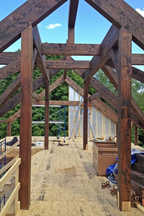 Post and beam vs timber frame: the difference is in how the timbers are connected. Post And Beam Homes, Yankee Barn Homes, Post And Beam Construction, Timber Frame Construction, Barn Homes, Post And Beam, Barndominium, Barn House, Timber Frame