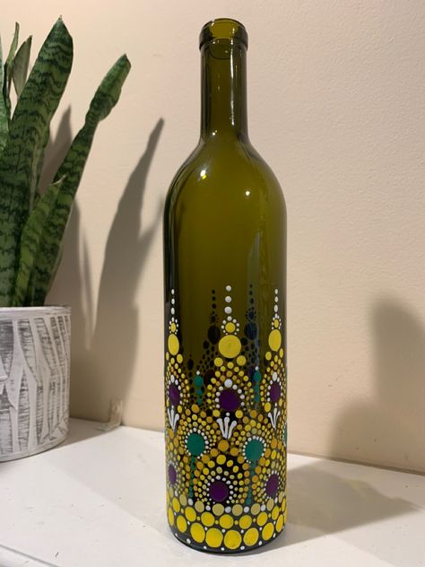 Dot Bottle Painting, Wine Bottle Dot Painting, Mandala Wine Bottle, Dot Art Bottles, Bottle Dot Art, Dot Art On Bottles, Mandala Dot Painting On Bottle, Dot Painting On Bottles, Painted Glass Bottles