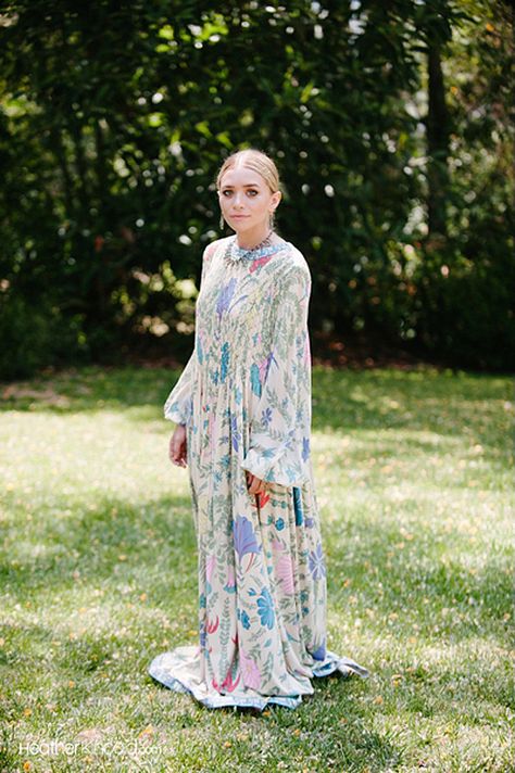 Ashley Olsen in a printed modern tunic and simple jewelry Olsen Fashion, Olsen Twins Style, Mary Kate Ashley, Olsen Twins, Mary Kate Olsen, Printed Gowns, Ashley Olsen, Wedding Guest Outfit Summer, Mary Kate