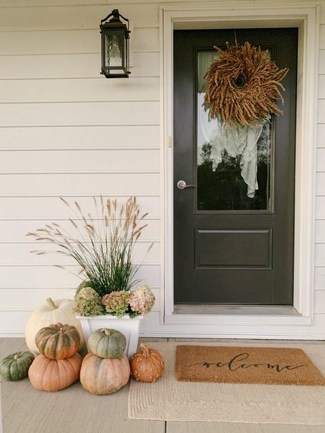 grass and dried hydrangeas on fall front porch Fall Townhouse Porch, Fall Decor Front Door Porch, Fall Entry Door Decor, Outdoor Planters Front Door Porch Ideas, Fall Porch Flowers, Fall Porch Inspiration, Fall Porch Planters, Simple Fall Decor Front Doors, Asymmetrical Front Porch