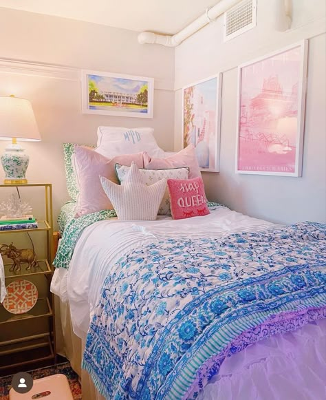 Preppy Twin Bed, Grand Millennial Dorm, Preppy Dorm Room Ideas Blue, Bright Color Dorm Room, Color Schemes For Dorm Rooms, Old Money Dorm Room, Dorm Room Ideas Colorful, Bright Dorm Room Ideas, Bright Dorm Room