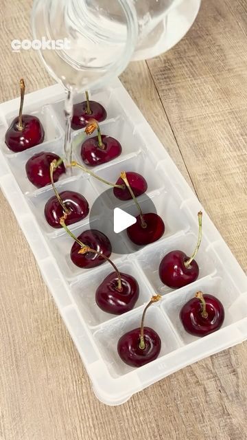 Cookist Wow on Instagram: "Place #cherries in the ice cube tray, you’ll make a fancy and edible idea that will astonish your guests 🍒😍 You only need cherries and water to make your drinks unique and special. This is how to properly start the season 😎🍹  Did you like this idea? What else could you customize these cubes with? 🧊👇   #cookistwow #cookistrecipe #recipes #easy #quick #fun #delicious #cooking #baking #tasty #homemade #foodie #foodlover #foodblog #yummy #drinks #summer #amazing" Ice Cube Ideas, Wine Ice Cubes, Fancy Ice Cubes, Fancy Ice, Cookist Wow, Fabulous 50, Recipes Easy Quick, Themed Dinner, Dinner Party Themes