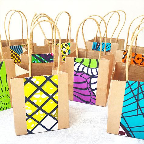 African Inspired Wedding, Paper Bag Design, Decorated Gift Bags, African Gifts, African Theme, African Crafts, Traditional Wedding Decor, Small Gift Bags, African Decor