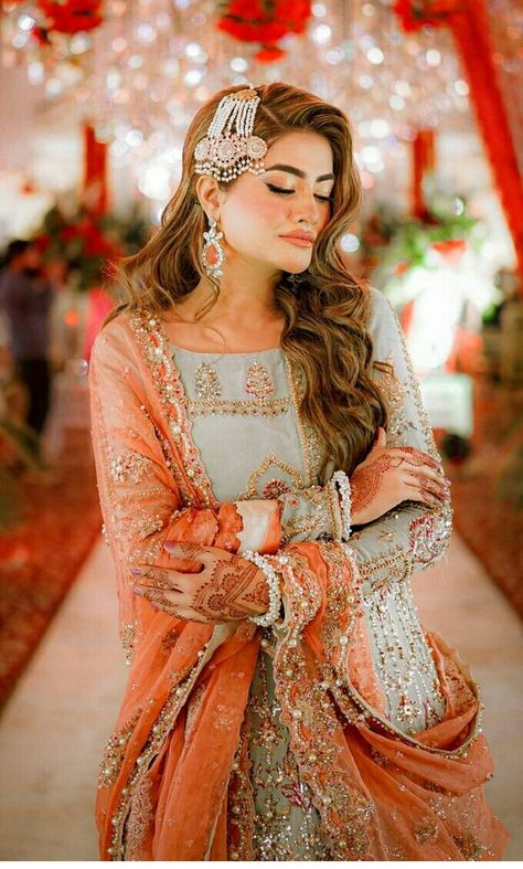 Jhumar Hairstyles Pakistani, Hairstyle With Jhumar, Jhumar Hairstyle, Mehndi Dress Designs, Red Saree Wedding, Angourie Rice, Pakistani Bridal Hairstyles, Casual Bridal Dress, Asian Wedding Dress Pakistani