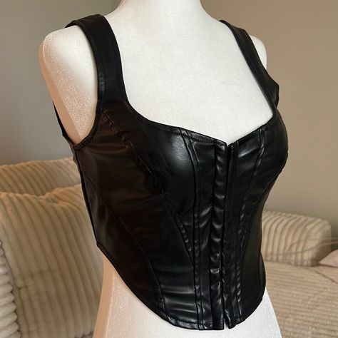 Beautiful Soft Leather Crop With Corset-Like Detailing In Front As Well As Hook Details (Front); Can Be Worn With W/O Bra Leather Crop Top Outfit, Lady Adventurer, Valkyrie Costume, Y2k Corset Top, Leather Halter Top, Leather Corset Top, Black Leather Corset, Bra Outfit, Leather Bra