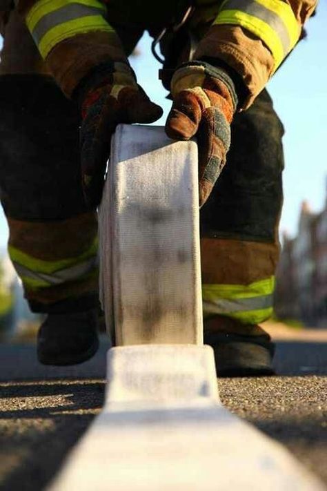 Firefighter Pictures Photography, Firefighter Aesthetic, Firefighter Photography, Fire Photos, Eddie Diaz, Firefighter Calendar, Firefighter Workout, Fire Man, Firefighter Art