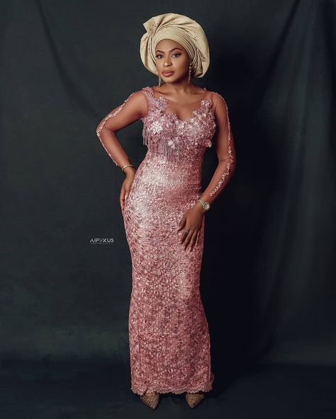 Champagne gold gele with Onion colour Lace Aso Ebi Dress Styles, Onion Colour, Aso Ebi Dresses, Aso Ebi Lace, Nigerian Fashion, Aso Ebi Styles, Nigerian Styles, Aso Ebi, Champagne Gold