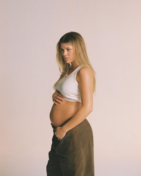 Film BTS from one of my most favorite and memorable days on set with @sofiarichiegrainge and @voguemagazine💗📸 Sofia Richie Maternity Shoot, Cassie Pregnant, Sofia Richie Pregnant, Baby Announcement Cake, Rich Mom, Mom Aesthetic, Baby Shoot, Sofia Richie, Future Mom