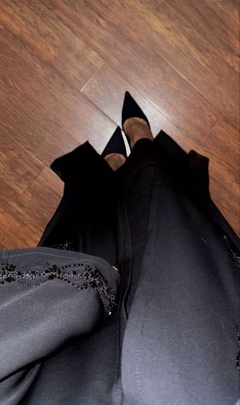 Abaya And Heels Aesthetic, Abaya Heels Aesthetic, Hijabi Fashion Abayas, Arab Vibes, Arab Music, Muslimah Photography, Body Image Art, Heels Aesthetic, Pakistani Couture