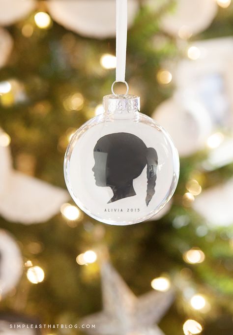 These simple, DIY, silhouette keepsake ornaments will help you capture a moment in time as you display your children's profiles year after year on your Christmas tree. MichaelsMakers Simple As That Blog Diy Silhouette, Neli Quilling, Silhouette Ornaments, Trendy Diy, Silhouette Christmas, Preschool Christmas, Christmas Keepsakes, Christmas Memory, Noel Christmas