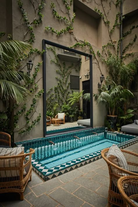 Riad Design, Palm Springs Pool, Marrakech Riad, Indoor Swimming Pool, Casa Vintage, Building A Pool, Patio Interior, Indoor Swimming, Grand Homes