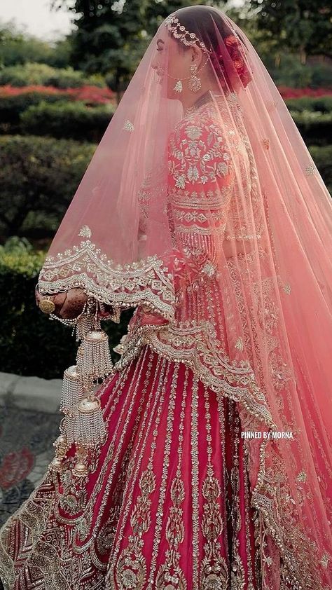 Hindu Bride Lehenga, Pastel Shades Lehenga, Manish Malhotra Lehenga Bridal, Bridal Dupatta Designs, Bridal Banarasi Saree, Banarasi Saree Look, Designer Wedding Outfits, Manish Malhotra Bridal, Hindu Wedding Ideas