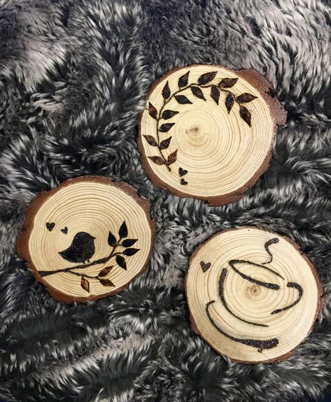 Lovely coaster designs Wood Burning Easy, Woodburn Patterns, Beginner Wood Burning, Wood Burning Tips, رسم كاريكاتير, Wood Burning Stencils, Wood Burning Techniques, Wood Burn Designs, Wood Slice Art